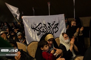 گرفتن پرچم دختران انقلاب در جشن یک سالگی حجا ب دختران تازه محجبه شده 