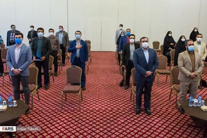 ایستادن شرکت‌کنندگان در همایش به احترام پخش سرود ملی جمهوری اسلامی ایران 