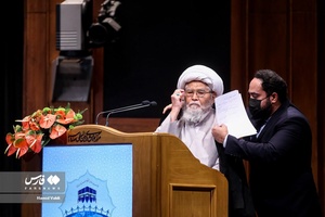 انداختن عبای آیت الله صالحی مدرس، رئیس شورای علمای شیعه افغانستان هنگام سخنرانی توسط مجری مراسم در آیین اختتامیه سی و پنجمین کنفرانس وحدت اسلامی