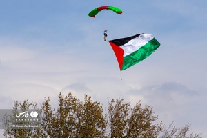 اهتزاز پرچم فلسطین توسط چتربازان بر فراز شهر تهران