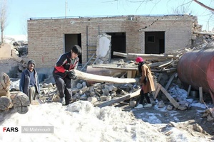 تلاش مردم و نیروهای جهادی برای بازسازی مناطق زلزله زده خوی