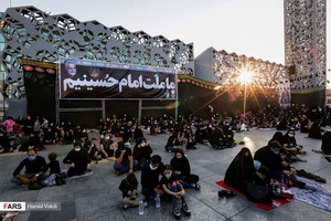 حضور خانواده‌های عزادار حسینی درمراسم خیمه سوزان غروب عاشورا در میدان امام حسین(ع)