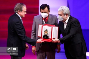 تجلیل از پروفسور کامران وفا، دانشمند متولد ایران و استاد فیزیک، دانشگاه هارواد در چهارمین آیین اعطای جایزه علمی و فناوری مصطفی (ص)