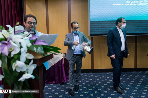 ضد عفونی تندیس های اهدائی به صنعتگران ممتاز در مراسم بزرگداشت روز ملی صنعت و معدن