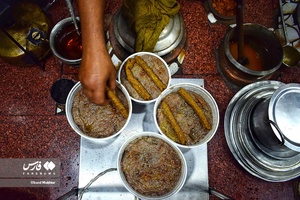 هریسا یک غذای گوشت گوسفندی اصیل و سنتی است که با شروع فصل زمستان در شهر سرینگر کشمیرطبخ می شود