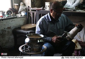 مرتضی درودیان تعمیرکار سماور که بیش از30سال سابقه در این حرفه دارد