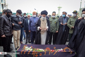 قرائت دعا توسط آیت الله حسینی بوشهری بر بالای پیکر مادر شهیدان کارکوب زاده 