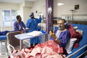 ارتباط تصویری یکی از بیماران کرونایی با بستگان خود 