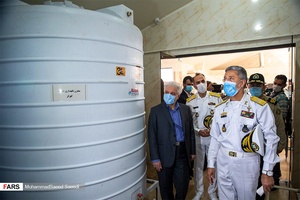 بازدید دریادار حبیب الله سیاری رئیس ستاد و معاون هماهنگ کننده ارتش از کارگاه تولید الکل و مواد ضدعفونی کننده در دانشگاه علوم پزشکی ارتش