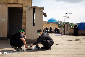 اسپند دود کردن نوجوانان در پشت بام منزل برای برگزاری مراسم زیارت اربعین/ شهرک شهید محلاتی