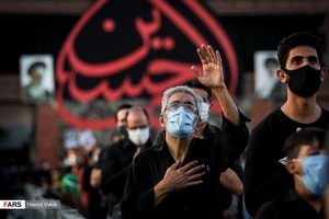 سینه‌زنی عزاداران حسینی درمراسم خیمه سوزان غروب عاشورا در میدان امام حسین(ع)