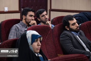 شرکت کنندگان حاضر در رویداد "کنشگری توئیکس" در حال توجه به سخنان مربیان هستند
