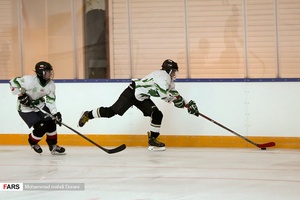  مسابقه هاکی روی یخ بانوان بین دو تیم  بانک آینده و بیمه رازی. از سری دوم مسابقات بازار بزرگ ایران 