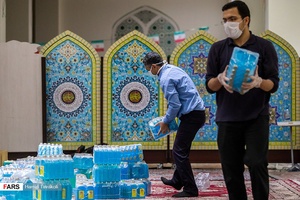 سیدمحمدحسین میرهادی و حسن توکلیان  نیروهای داوطلب در حال بسته بندی و آماده سازی اقلام بهداشتی برای خانواده های نیازمند/امامزاده قاضی الصابر تهران