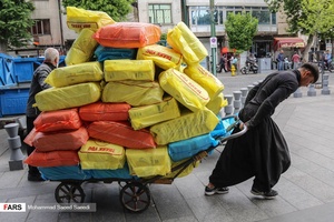 حمل کالا توسط گاری‌چی‌های بازار تهران