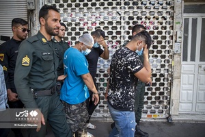 گرداندن 4 نفر از اراذل و اوباش خطرناک در محله خیابان مرتضوی تهران توسط ماموران پلیس