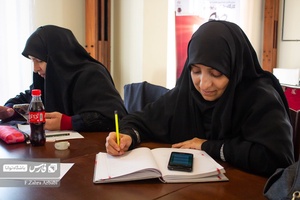 هنرجویان در حال طراحی اولیه اثر های خود در کارگاه طراحی پوستر«فراخوان صبح» هستند.