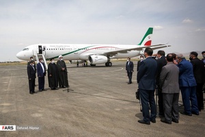 استقبال مسئولین استان از آیت الله سید ابراهیم رئیسی در فرودگاه همدان