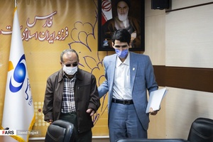 مالک شریعتی دبیرکل جمعیت رهپویان انقلاب اسلامی و مجتبی شاکری دبیرکل جمعیت جانبازان در پایان نشست خبری جبهه تحول‌خواهان انقلابی