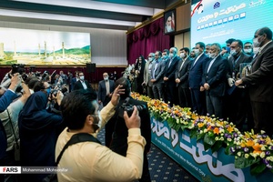عکس یادگاری صنعتگران با اسحاق جهانگیری معاون اول رئیس جمهور در حاشیه مراسم بزرگداشت روز ملی صنعت و معدن