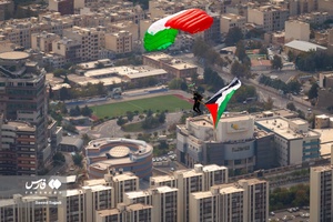 اهتزاز پرچم فلسطین توسط چتربازان بر فراز شهر تهران