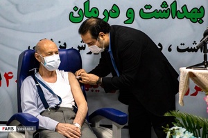 تزریق اولین دز از واکسن توسط دکتر رئیسی معاون وزیر بهداشت و درمان