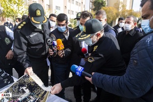 بازدید سردار حسین رحیمی رئیس پلیس تهران بزرگ از فرش آغشته به مواد مخدر کشف شده توسط  پلیس مبارزه با مواد مخدر پایتخت در هشتمین طرح ظفر