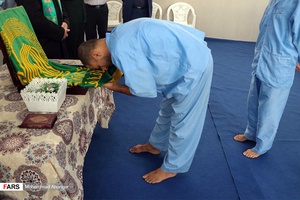 کاروان زیر سایه خورشید در کمپ ترک اعتیاد