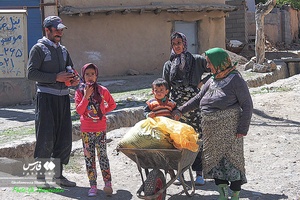 بسیاری از زنان روستایی در زمینه شغل های گوناگون در روستا فعالیت می کنند