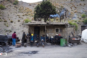 معدنچیان پس از ساعت‌ها تلاش، کمی استراحت کرده و گروه‌های جایگزین کار را ادامه می دهند