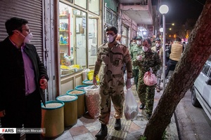 پخش ماسک توسط بسیجیان جنوب شهر تهران