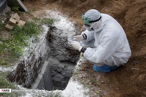 سید‌ابوالحسن عمادی یکی‌از طلبه‌های‌جهادی پس از دفن فضه‌یوسفی در قبرستان روستای‌رسکت، که دراثر ابتلا به کرونا در ساری درگذشت، عمل خواندن تلقین بر پیکر او را انجام می‌دهد.