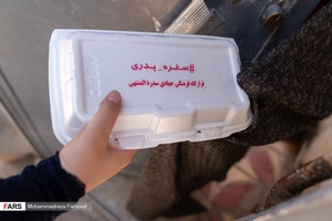 توزیع غذا توسط اعضای گروه جهادی سدرة المنتهی در میان نیازمندان در شیراز
