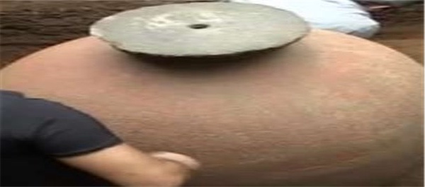 کشف خمره قاجاری از زیرخاک فومن