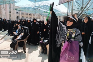 حاضرین در مراسم ارتحال امام خمینی(ره)به سخنان رهبر انقلاب گوش می دهند