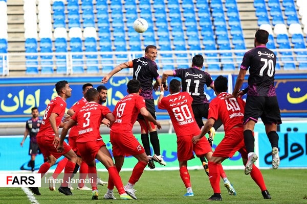 بازی تیم‌های فوتبال پدیده مشهد و پرسپولیس تهران 