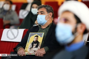 حضور خانواده شهدا در مراسم افتتاح شبکه رادیویی انقلاب در استودیو شماره یک ساختمان شهدای رادیو