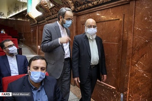 مهدی چمران عضو ارشد شورای ائتلاف نیروهای انقلاب هنگام ورود به محل برگزاری چهارمین مجمع عمومی جمعیت پیشرفت و عدالت ایران 