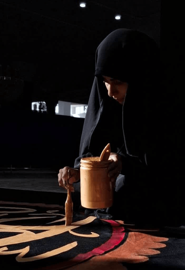 کتیبه تشییع رهبر شهید را این زن نوشته‌ است