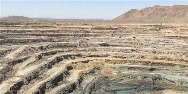 معدن سنگ آهن گهر زمین