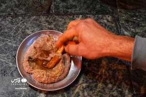 هریسا یک غذای گوشت گوسفندی اصیل و سنتی است که با شروع فصل زمستان در شهر سرینگر کشمیرطبخ می شود