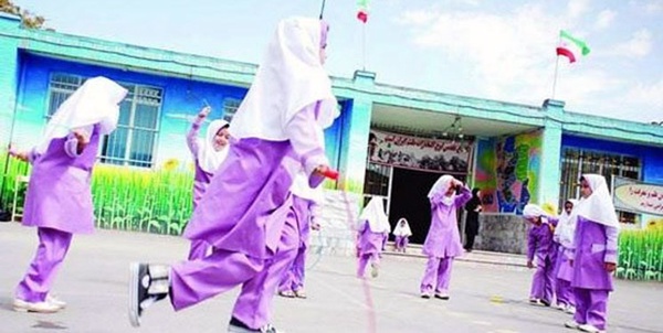 زنگ ورزش حیاط مدرسه دانش‌آموز