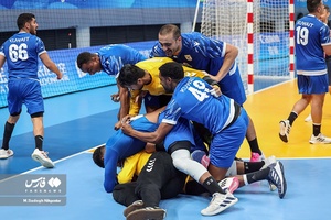 شادی بازیکنان تیم ملی هندبال کویت پس از پیروزی مقابل تیم ملی ایران 