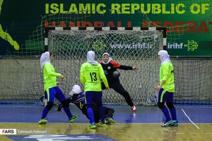 مسابقه تیم های اشتادسازه مشهد و شهید شاملی کازرون در فینال لیگ برتر هندبال زنان