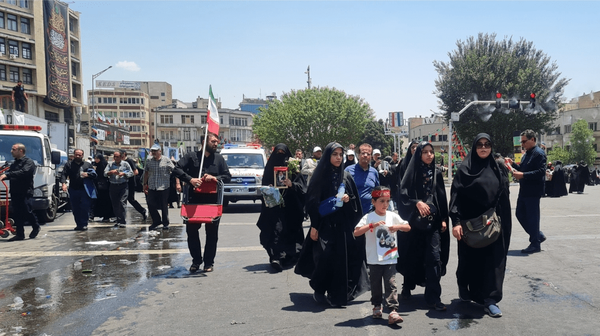 کودکانی که امروز بر شانه‌های مادر تاریخ را تماشا می‌کردند