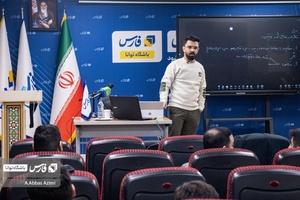 حسین صادقی مدرس "طنز پردازی" در حال تدریس مباحث برای شرکت کنندگان در رویداد "کنشگری توئیکس" است