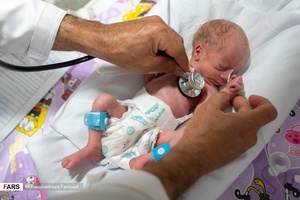 دکتر بخش مراقبت های ویژه نوزادان ( NICU 4 )  قل پنجم (  قل E  )  را معاینه می کند./ بیمارستان حضرت زینب(س) شیراز