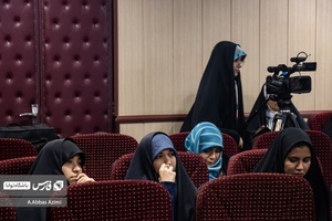 شرکت کنندگان حاضر در رویداد "کنشگری توئیکس" در حال توجه به سخنان مربیان هستند