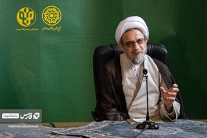 حجت الاسلام علی مصباح فرزند آیت الله مصباح یزدی در غرفه مجمع ناشران انقلاب اسلامی