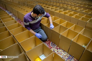 مسعود فرحزادی یکی از نیروهای داوطلب در حال بسته بندی و آماده سازی اقلام بهداشتی برای خانواده های نیازمند / امامزاده قاضی الصابر تهران